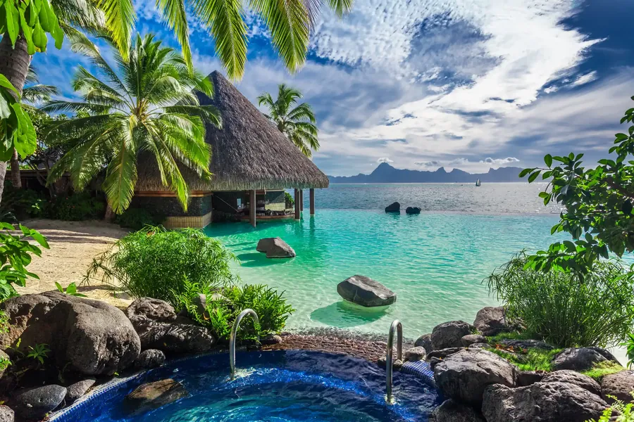 Una piscina infinita y un jacuzzi sobre el dosel de un bosque tropical