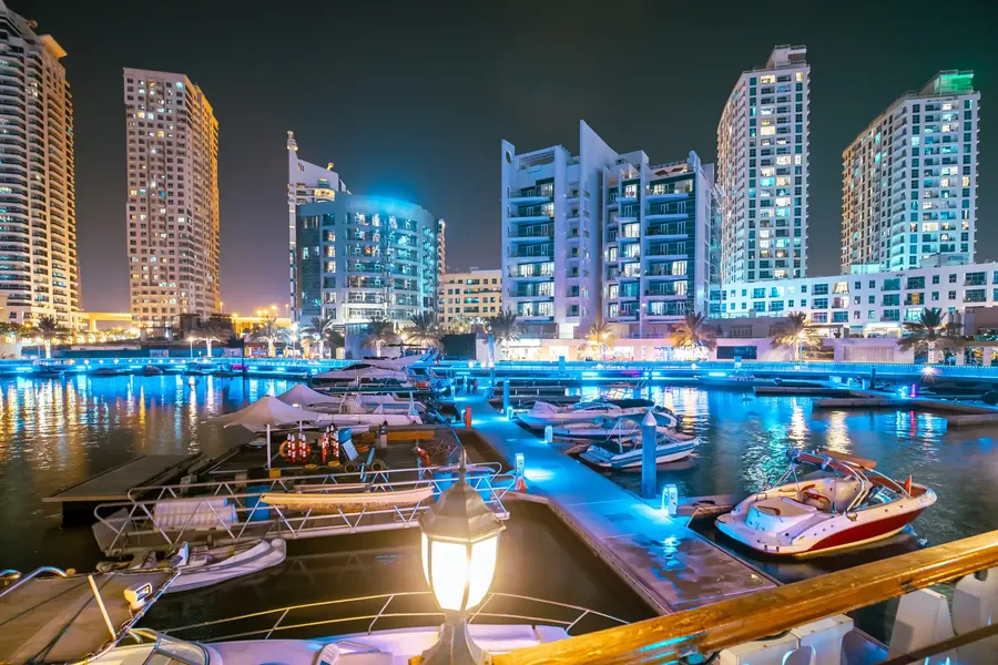 Dubai Marina con yates en el agua y torres de cristal detrás