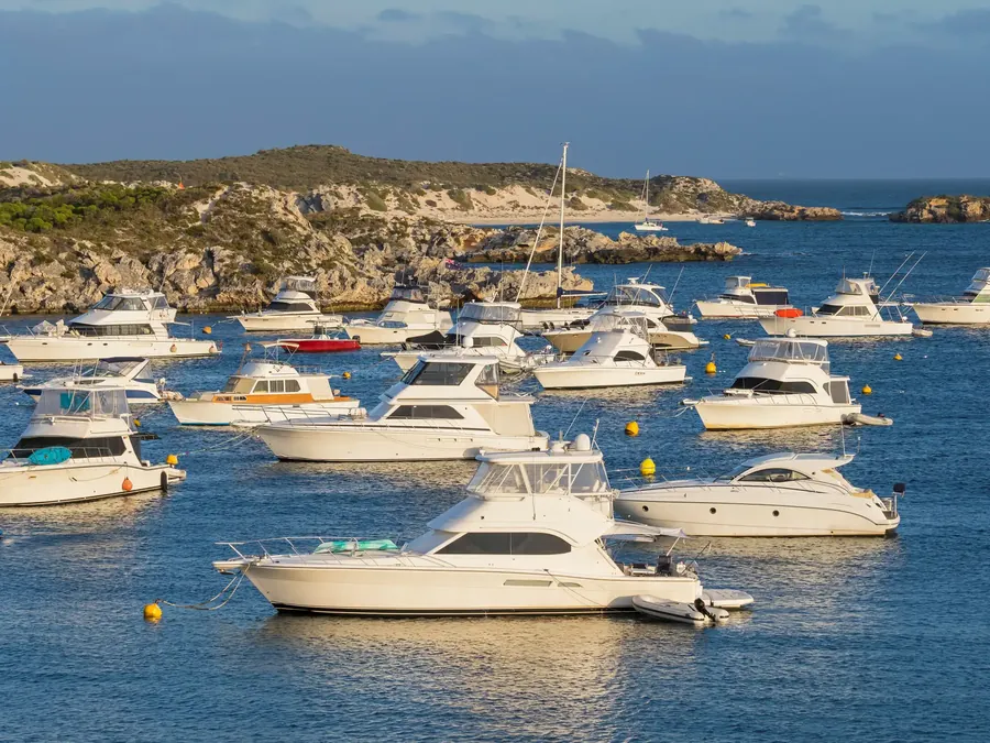 Geordie Bay en la isla Rottnest con barcos fondeados en agua turquesa