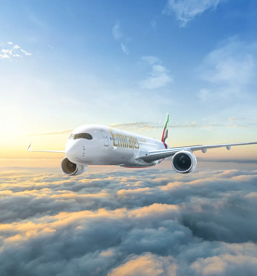 Airbus A350 de Emirates en vuelo sobre las nubes