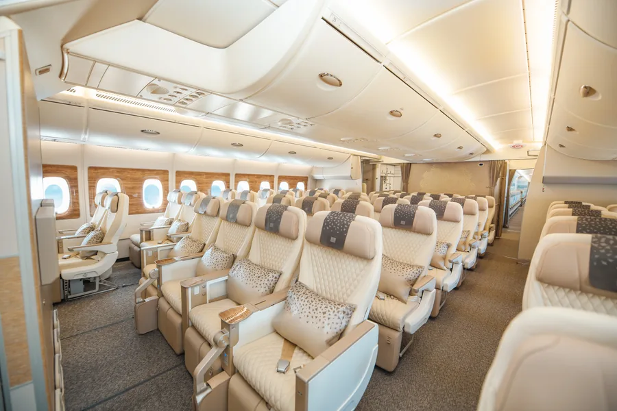 Asientos de color crema en la cabina Premium Economy de Emirates