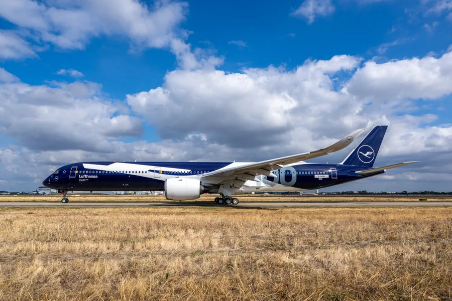 El primer Airbus A350-1000 de Lufthansa, llamado Deutschland, con la librea del aniversario