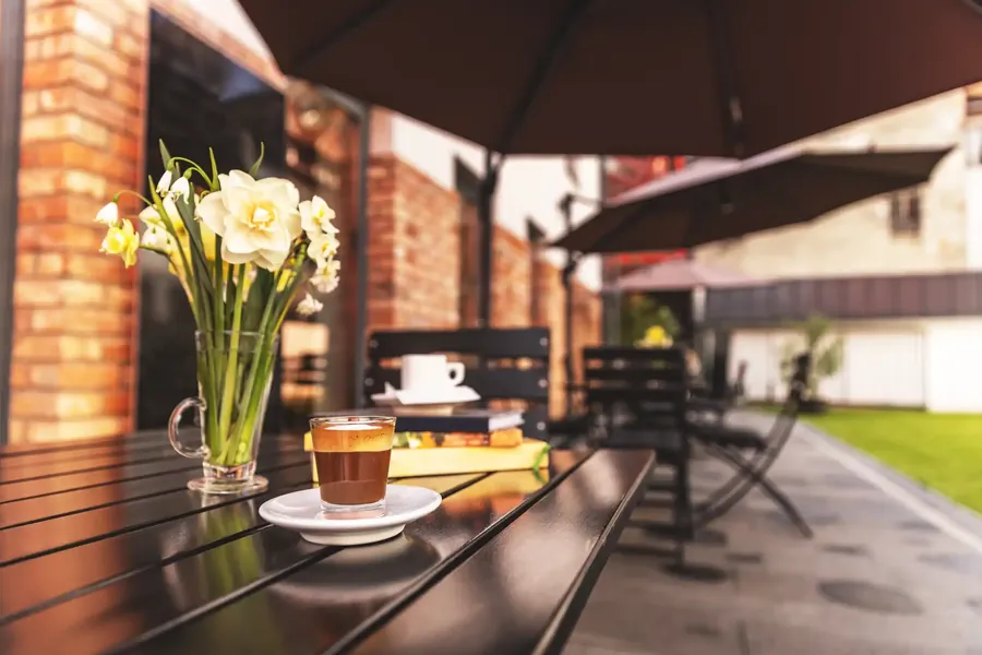 Café de la mañana en una mesa de terraza