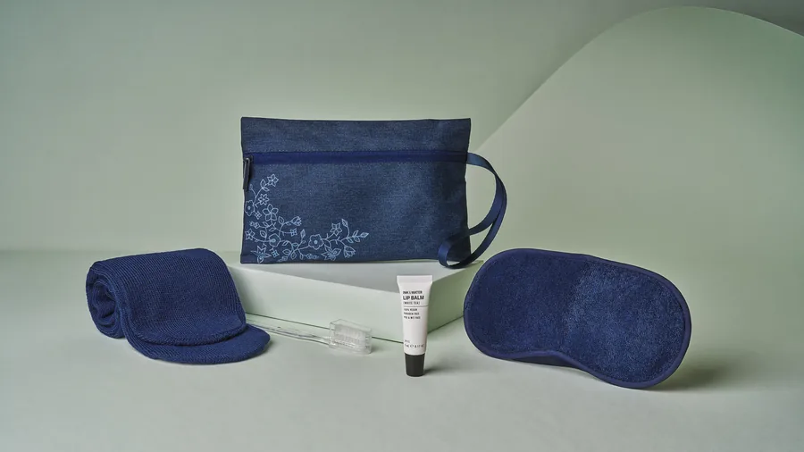 Neceser de Premium Economy de Singapore Airlines con motivo batik y bálsamo labial de INK & WATER
