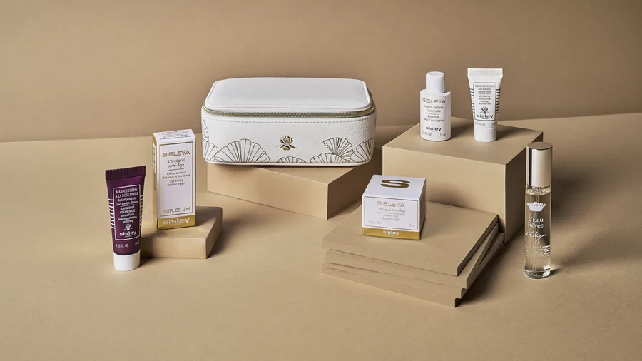 Neceser de SISLEY para mujer de Suites y First Class de Singapore Airlines con el emblema de la orquídea y hojas de ginkgo