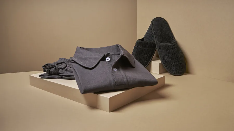 Pijama de algodón gris oscuro y zapatillas de forro polar coral para Suites y First Class de Singapore Airlines