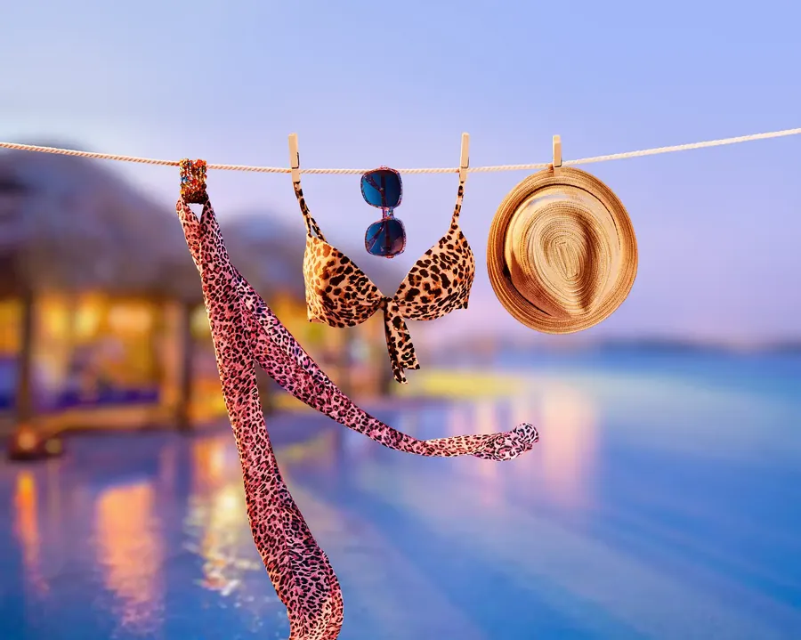Accesorios de playa colgados en un tendedero